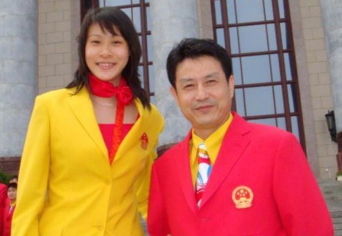 女排功勋教练陈忠和，前妻去世28年，二婚娶排球女神现生活甜蜜