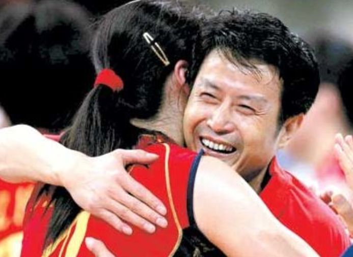 女排功勋教练陈忠和，前妻去世28年，二婚娶排球女神现生活甜蜜